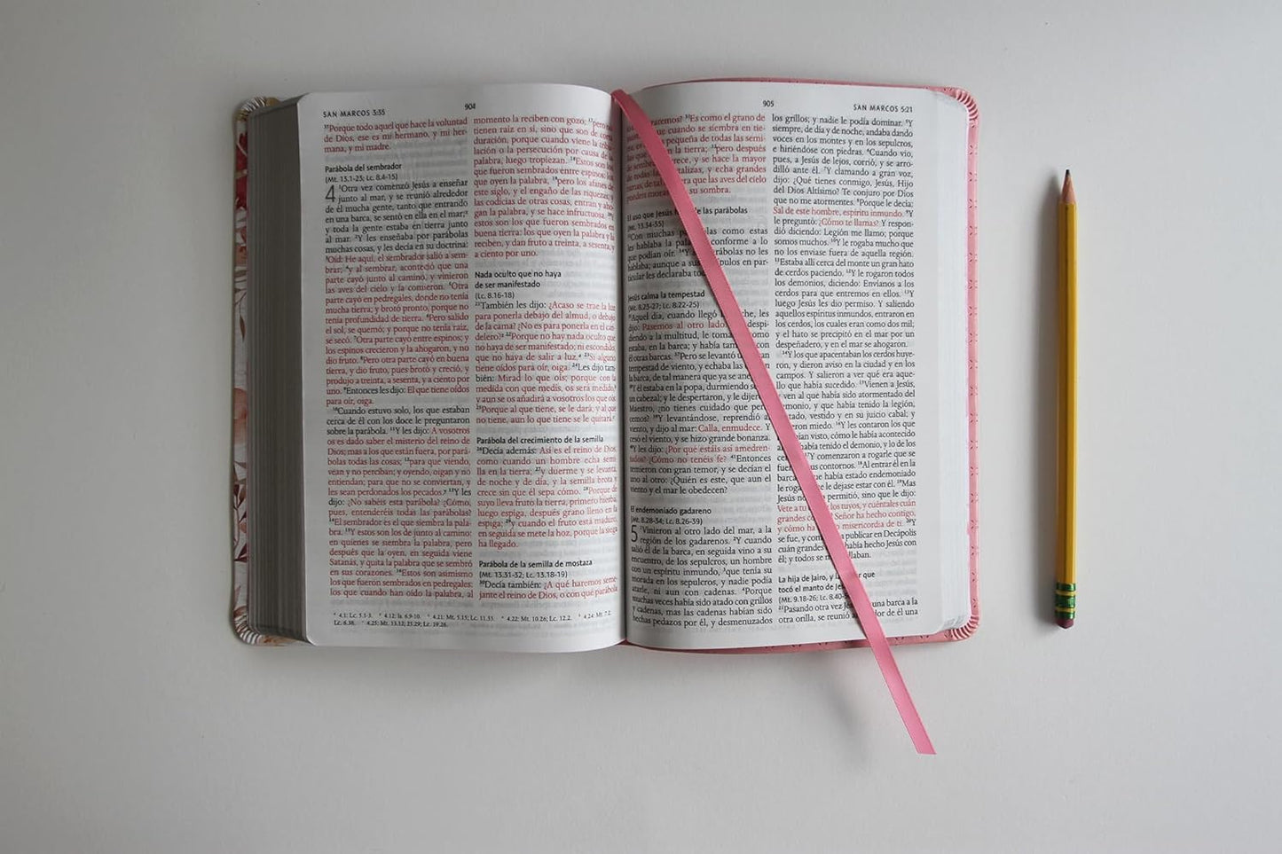 Biblia Reina Valera 1960 letra grande. Piel rosada con flores, tamaño manual