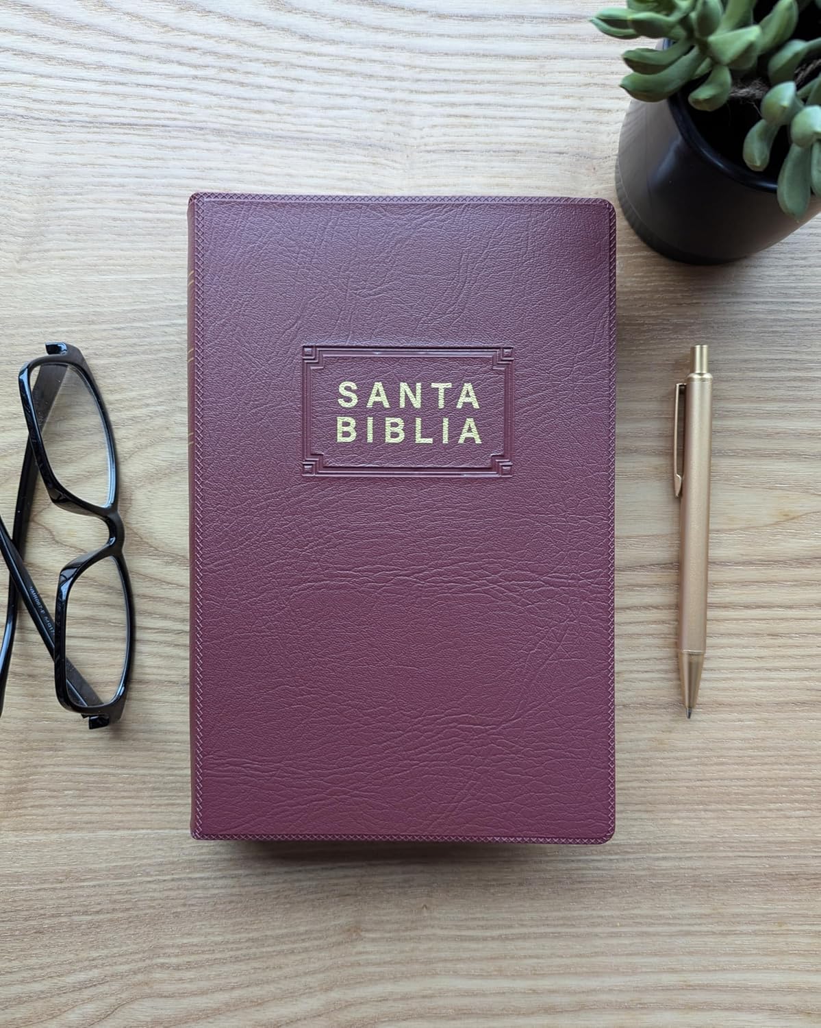 Santa Biblia NTV, Edición premio y regalo Vinil, Vino tinto, Letra Roja