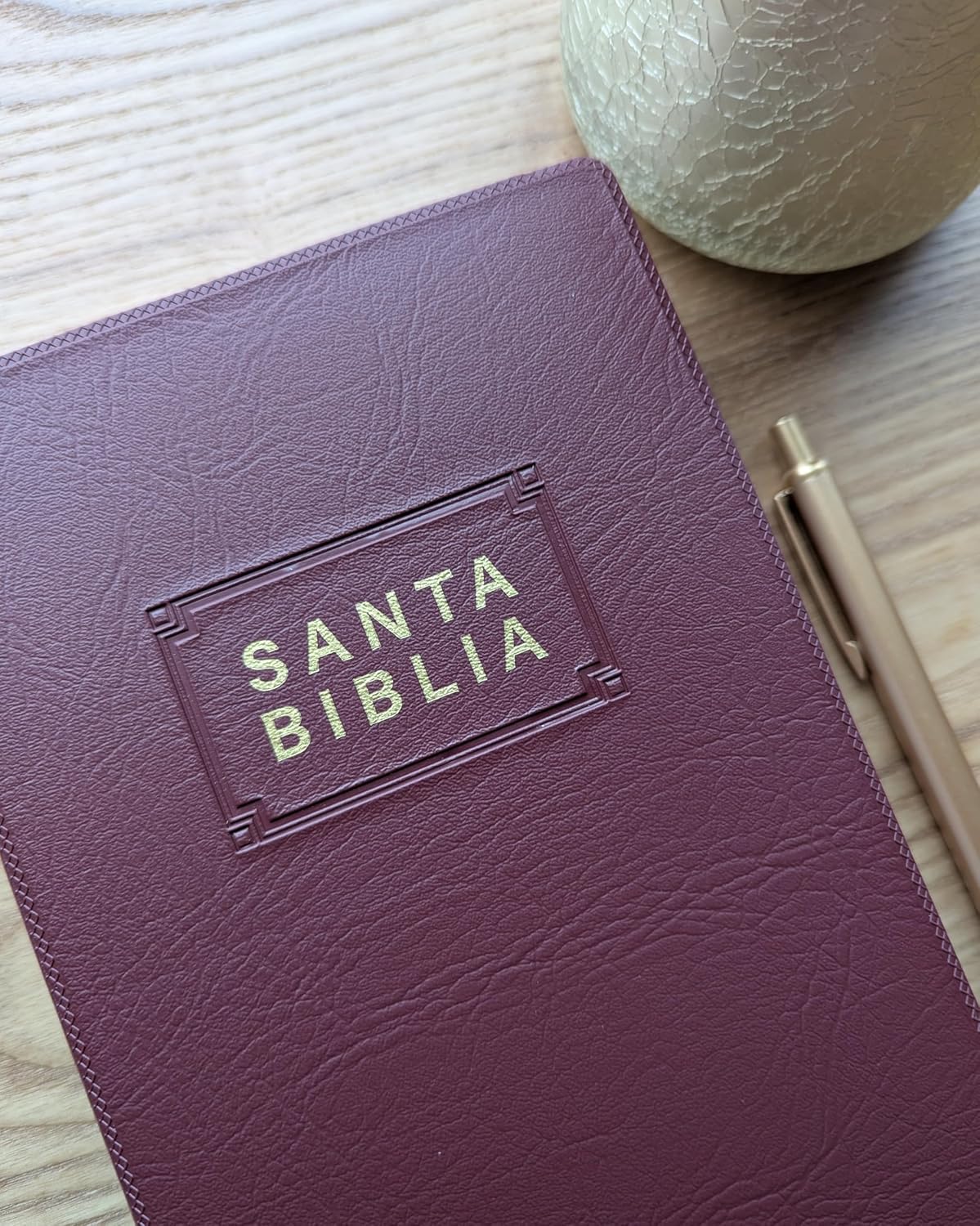 Santa Biblia NTV, Edición premio y regalo Vinil, Vino tinto, Letra Roja