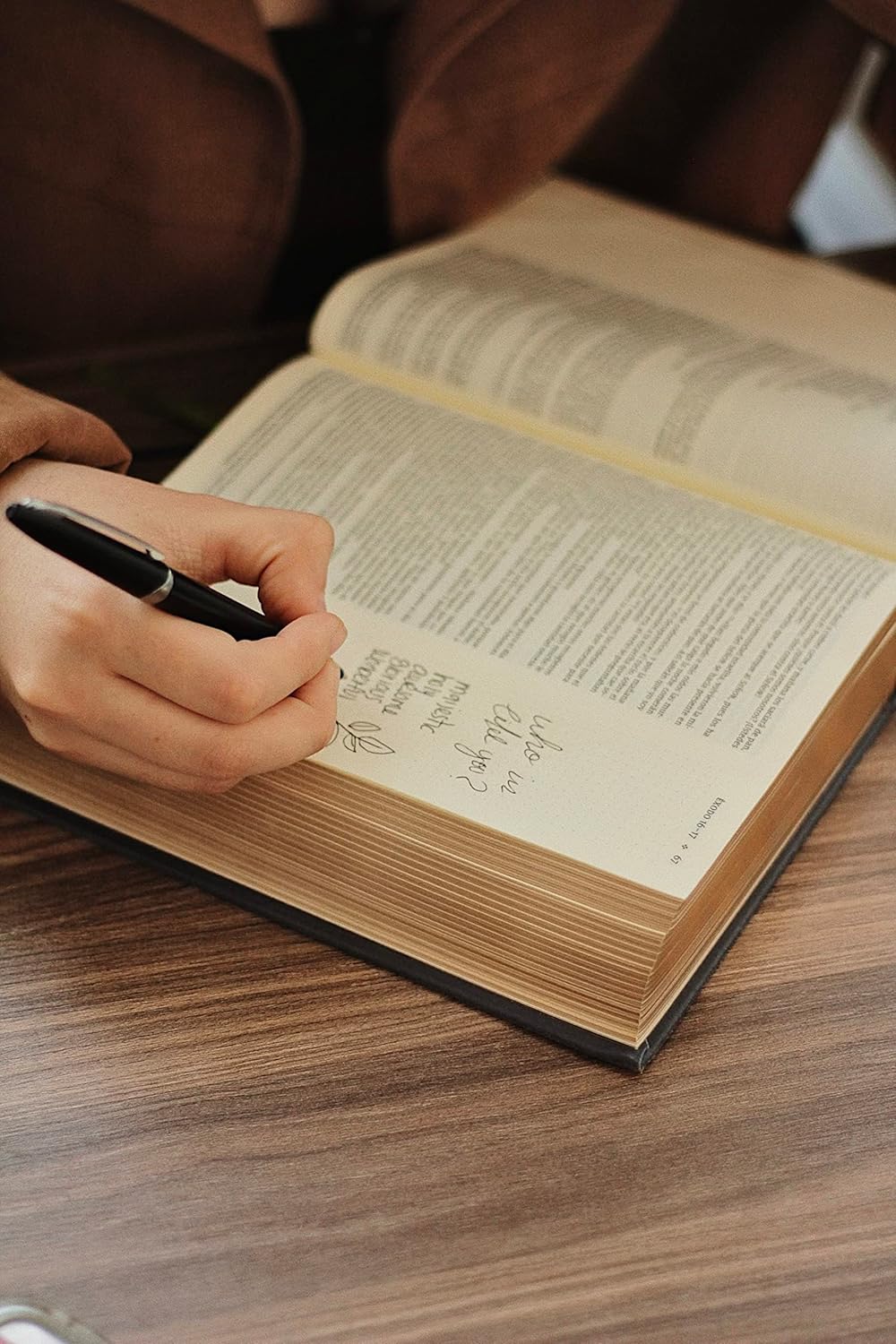 Santa Biblia NVI 2022, Edición Artística, Tapa Dura/Tela Apuntes Dibujos