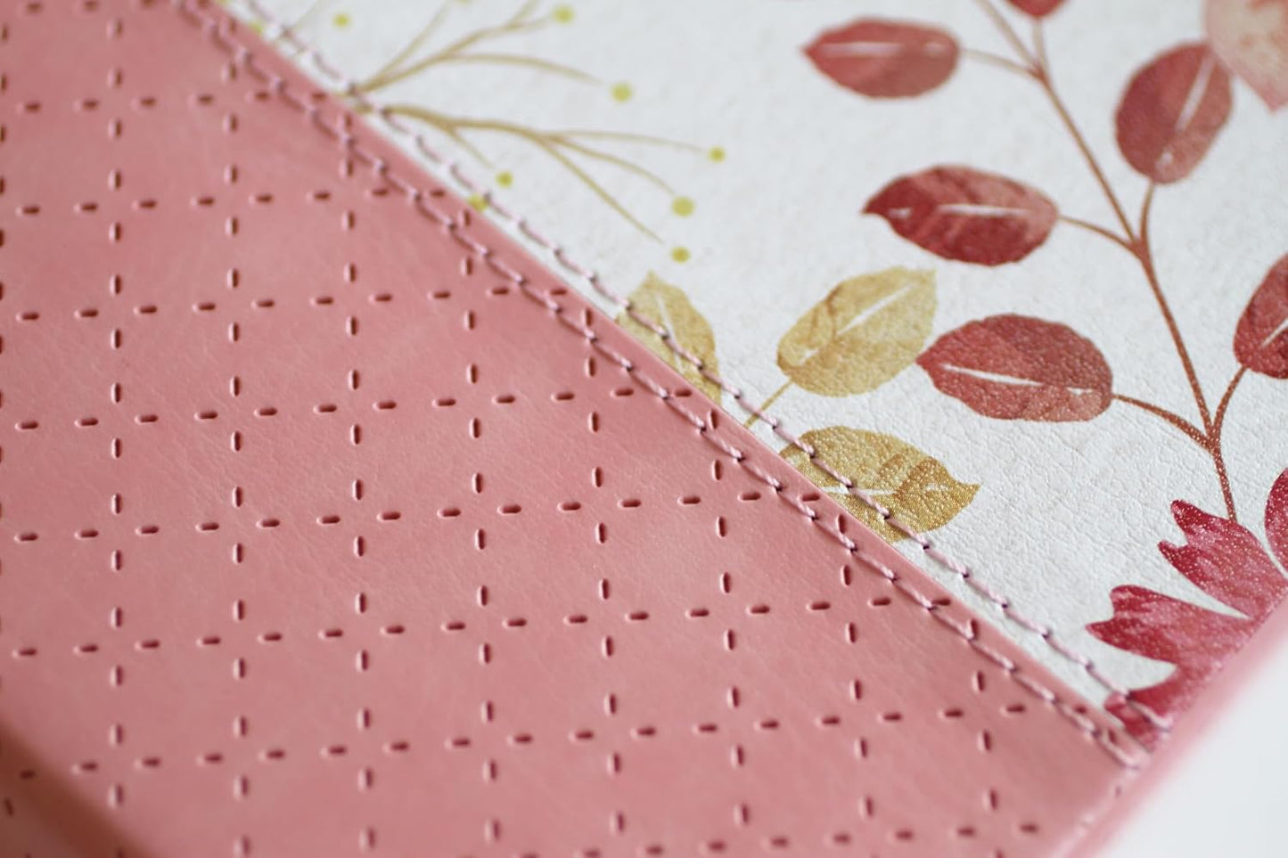 Biblia Reina Valera 1960 letra grande. Piel rosada con flores, tamaño manual